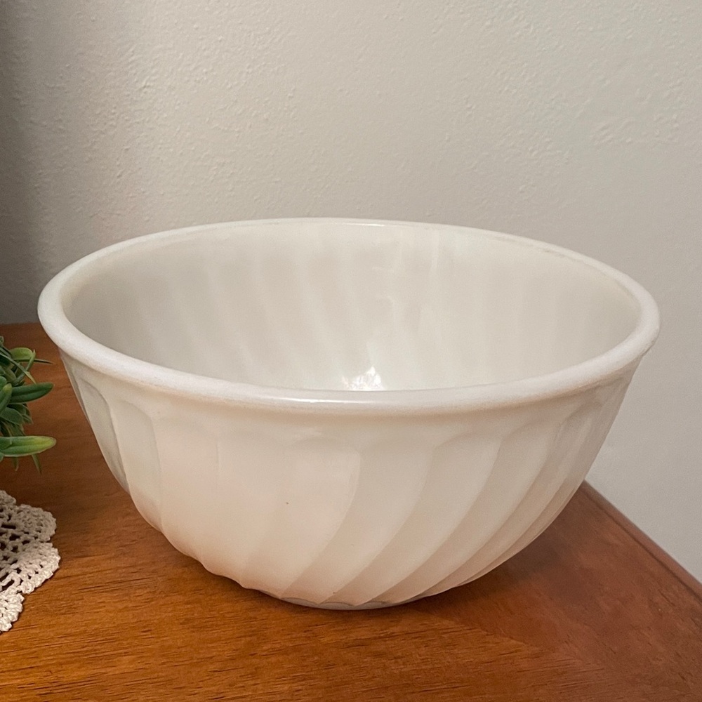 Vintage Fire King OVEN WARE White Swirl Mixing Nesting Bowl 2 Quarts USA